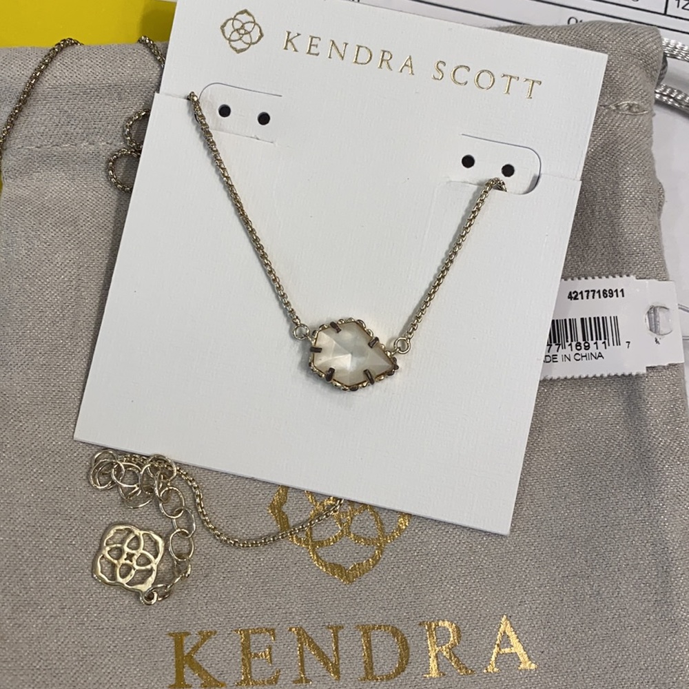 Kendra Scott Tess pendant necklace